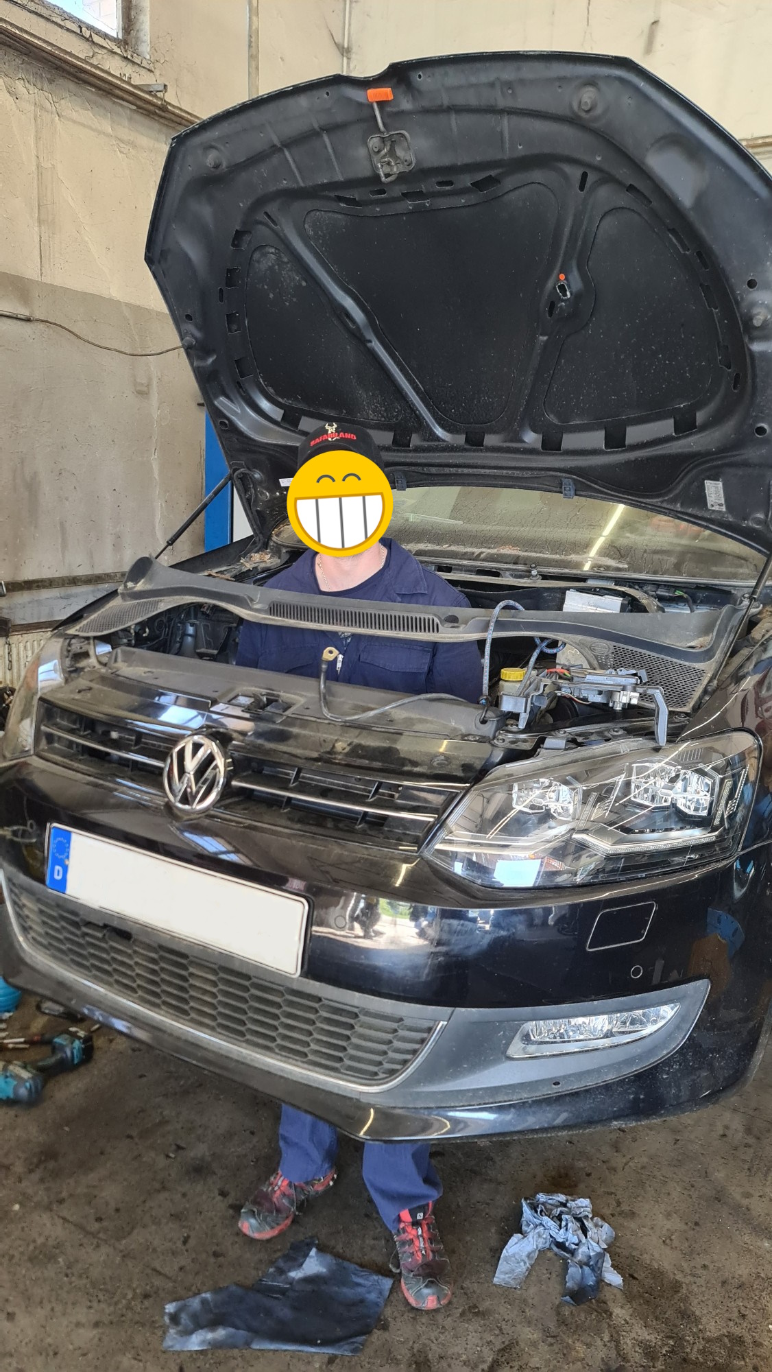Jemand im Motorraum.jpg