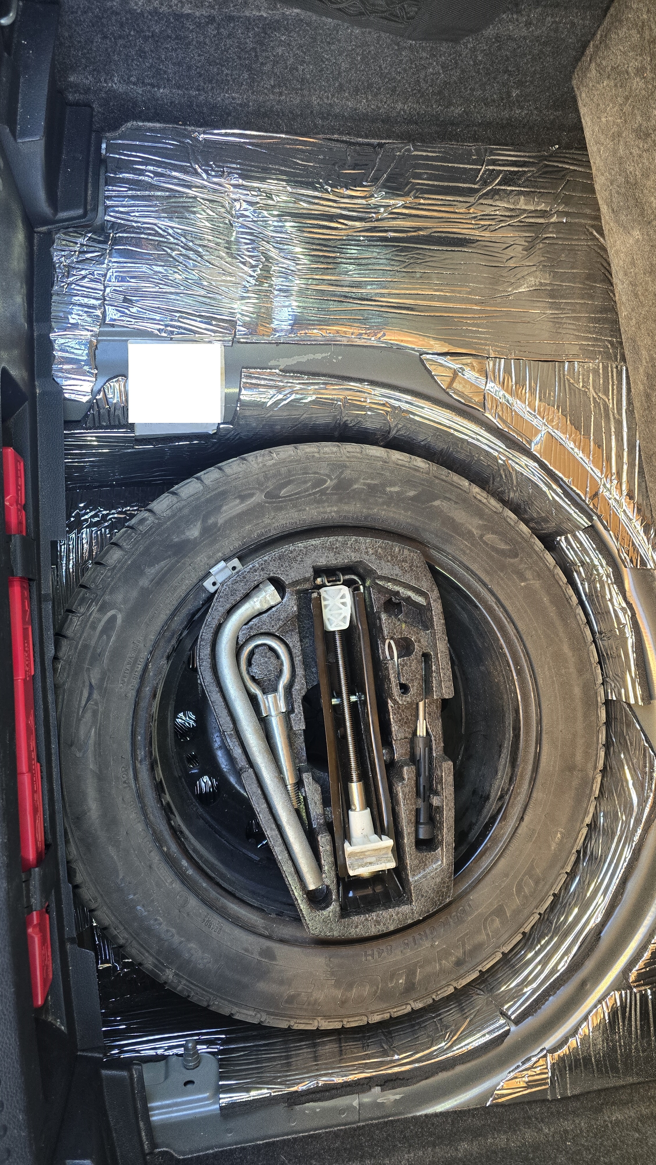 Trunk insulation with spare wheel