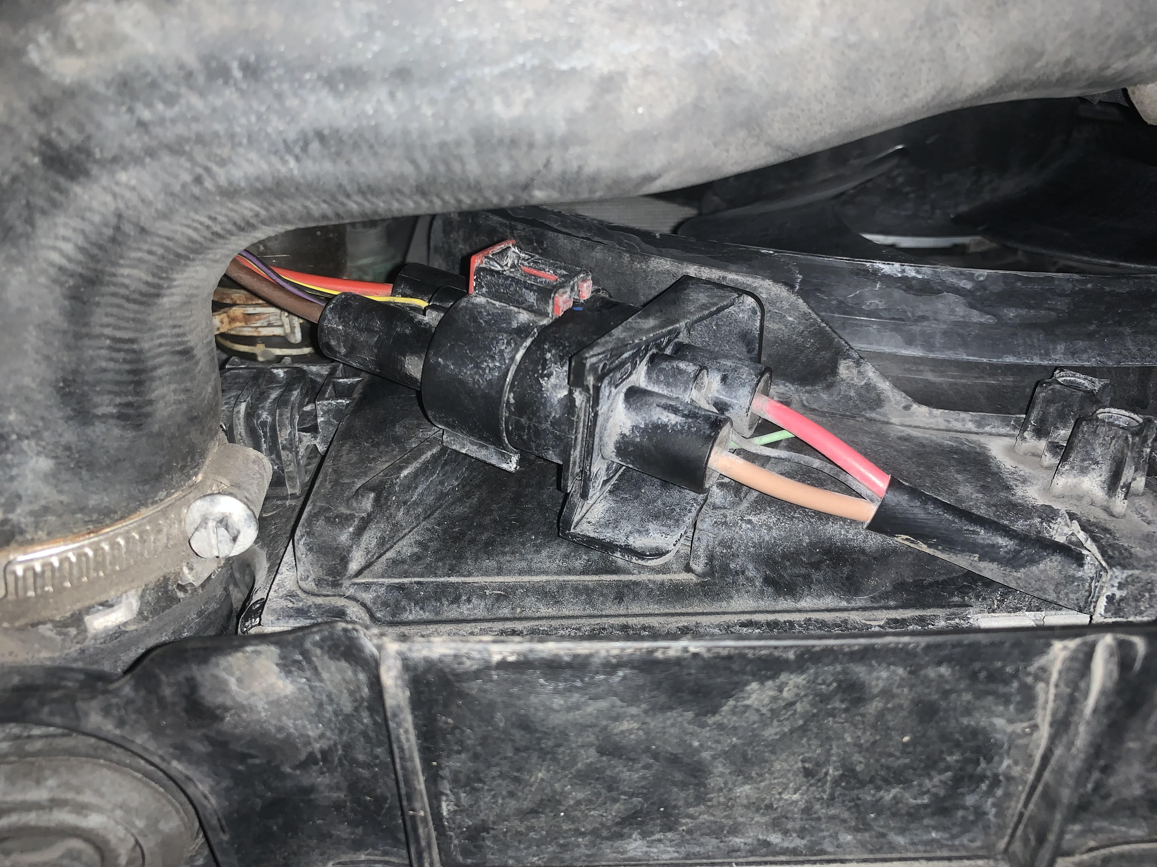 Radiator fan plug.jpg