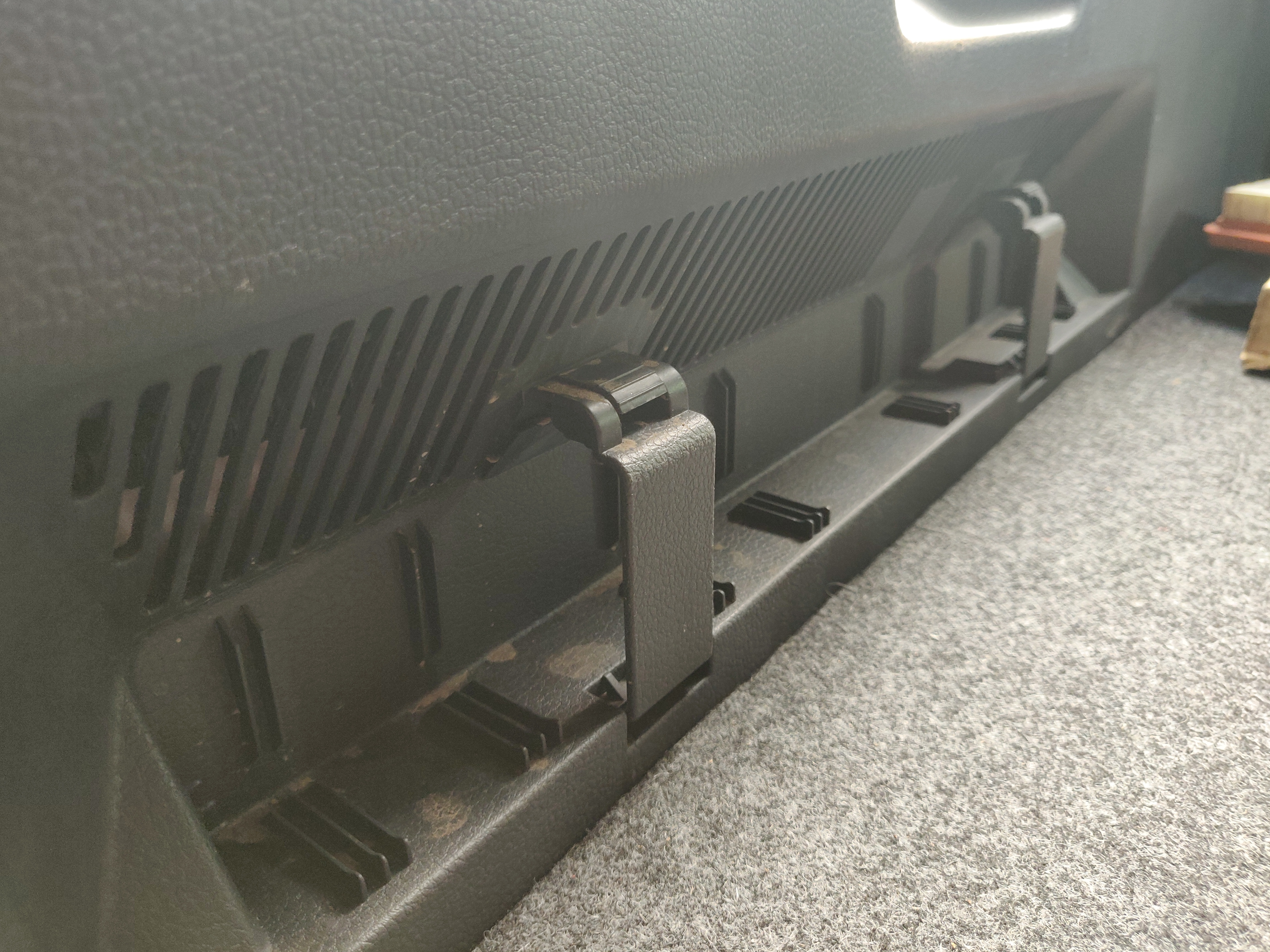 Slots for Placing Warning Triangle Polo 6R.jpg